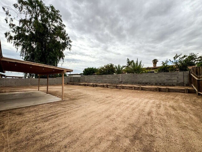 Building Photo - "Centrally located 3 bedroom, 2 bathroom H...