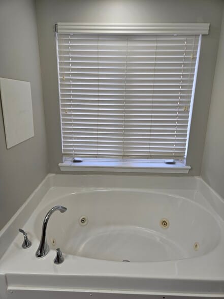 Jacuzzi tube in Master bath - 1812 Michael Dr
