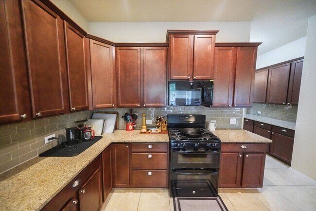 Building Photo - Executive-Style Home Now Available in Crossvine (Schertz) Realtor Commission: $750
