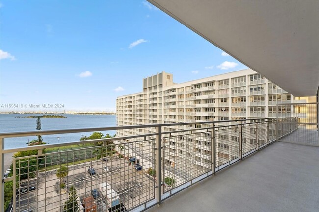 Building Photo - 2150 N Bayshore Dr