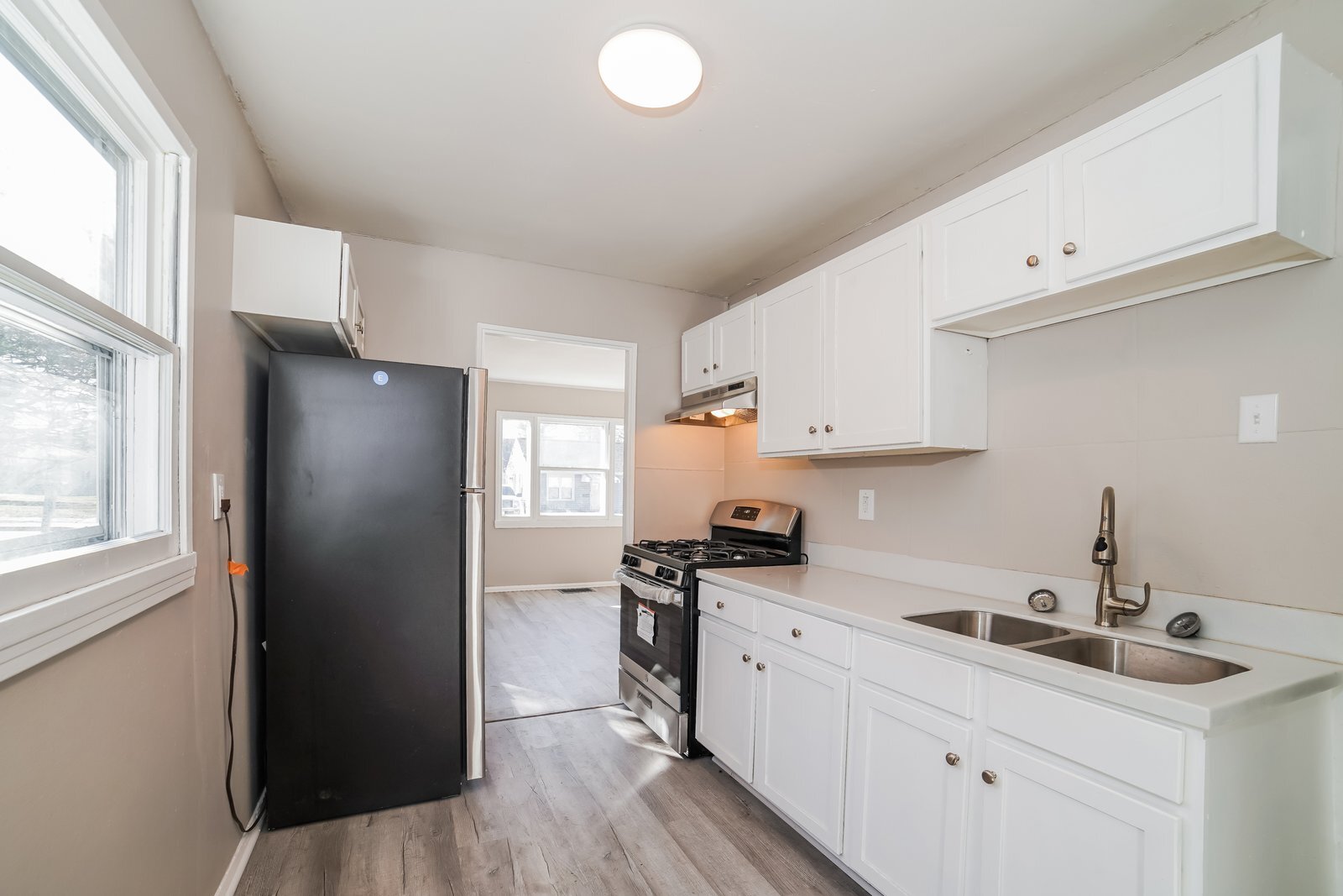 Building Photo - 823 W Bartlett Ct