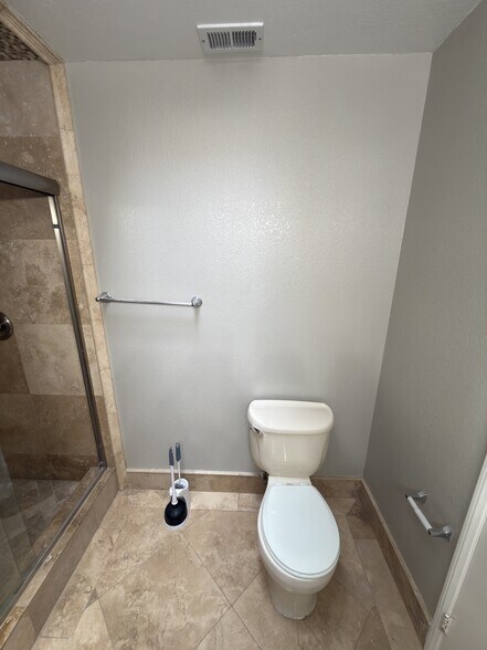 Primary Bathroom - 2338 Langhorn St