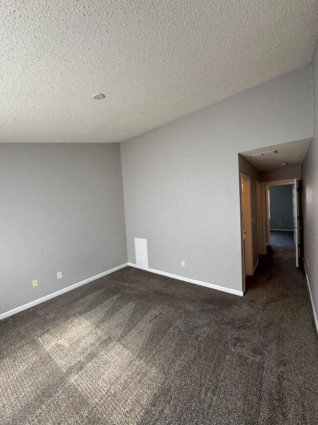 Building Photo - Noblesville 3  - R home