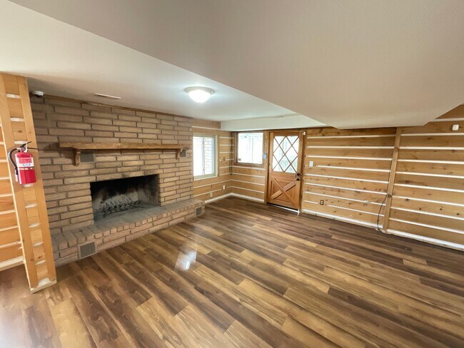 Building Photo - 5 Bedroom Home, 4.61 Acres, Available Near...