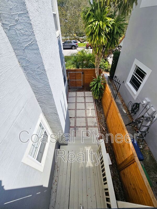 Building Photo - 209 S Westland Ave