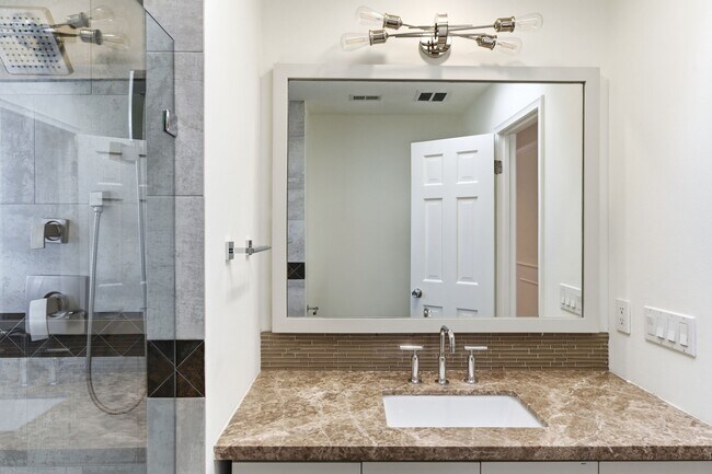 Building Photo - 531 Azaleadell Dr