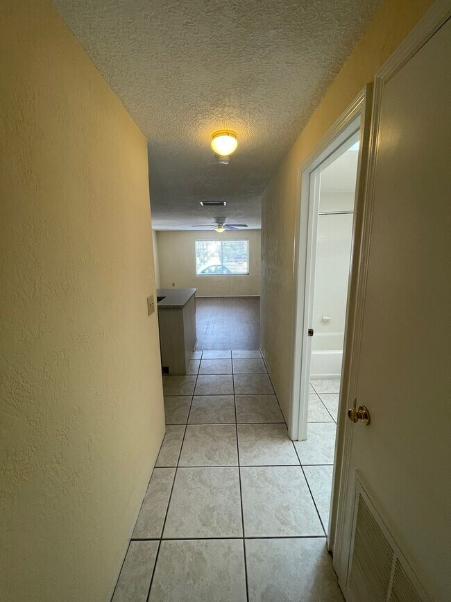 Building Photo - 1 bedroom, 1 bathroom end unit condo beachside
