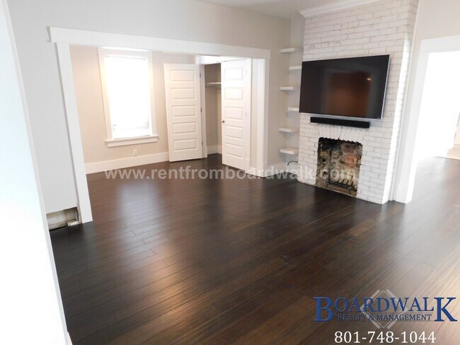 Building Photo - 657 Warnock Ave S