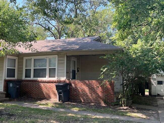 Building Photo - 1 Bedroom Duplex with private parking