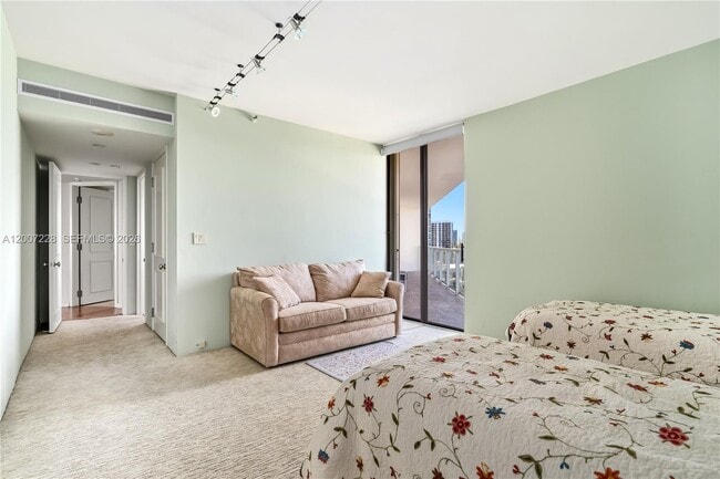 Building Photo - 19500 Turnberry Way