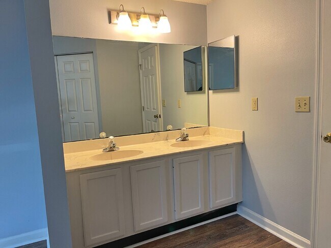 Building Photo - First floor 2BR/2BA Conquistador Condo