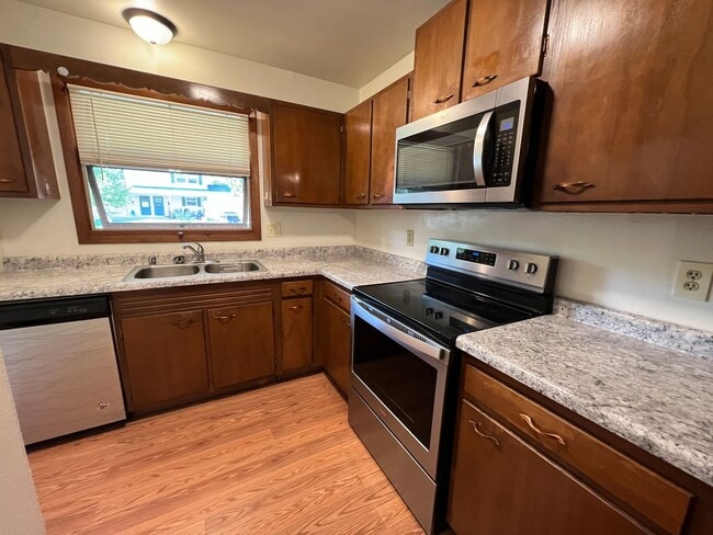 Building Photo - Fenced yard! Showings this weekend! 3 Bedroom home with garage!