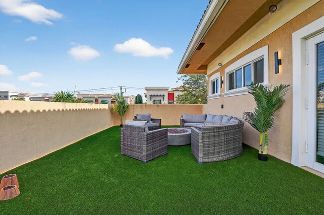 Building Photo - 1705 NE 11th St