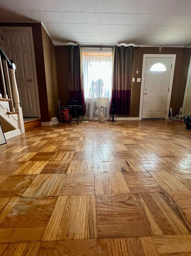 Building Photo - Stunning 3-Bedroom Townhome in Wissinoming! Available NOW!