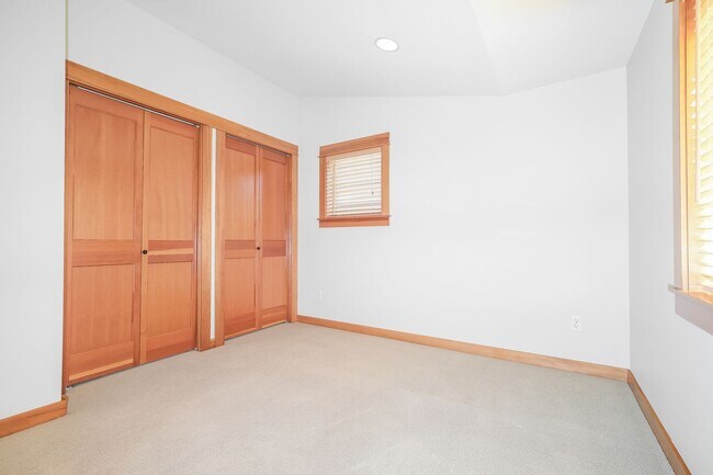 Building Photo - Bright and Spacious Residence with Vaulted Ceilings and Garage