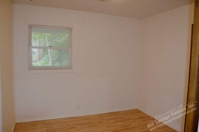 Building Photo - West Gate Area | Townhome | Unfurnished