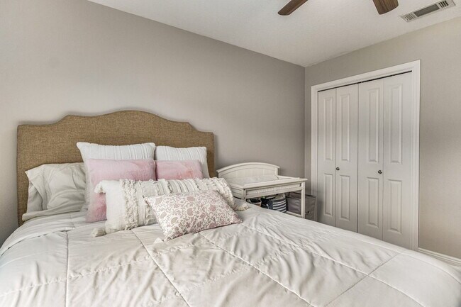 Building Photo - Bright and beautiful home in Windward Cove...