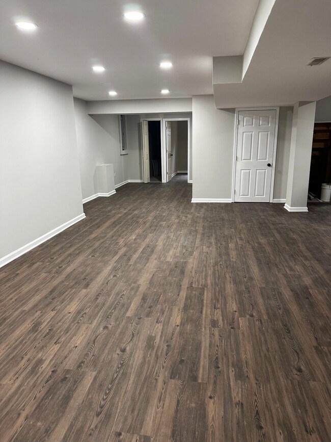 Building Photo - Updated 5 bedroom Kenosha home