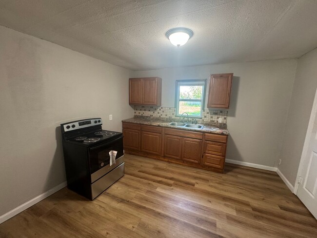 Building Photo - $895 - 3 bed 1 bath - Single Family Home