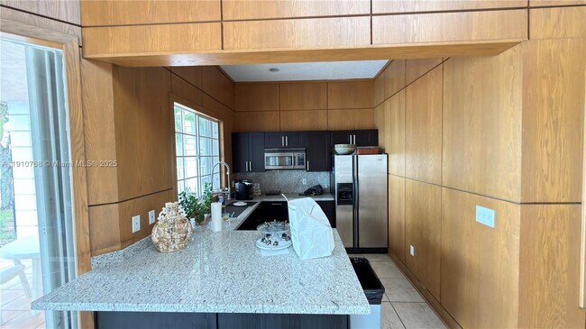 Building Photo - 2803 N Oakland Forest Dr