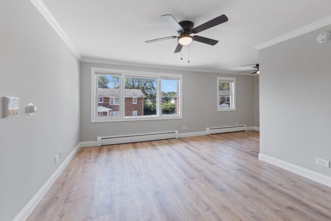 Building Photo - Rehabbed 2 Bedroom In Prime Lake Bluff Location - Pet Friendly - Free Parking!