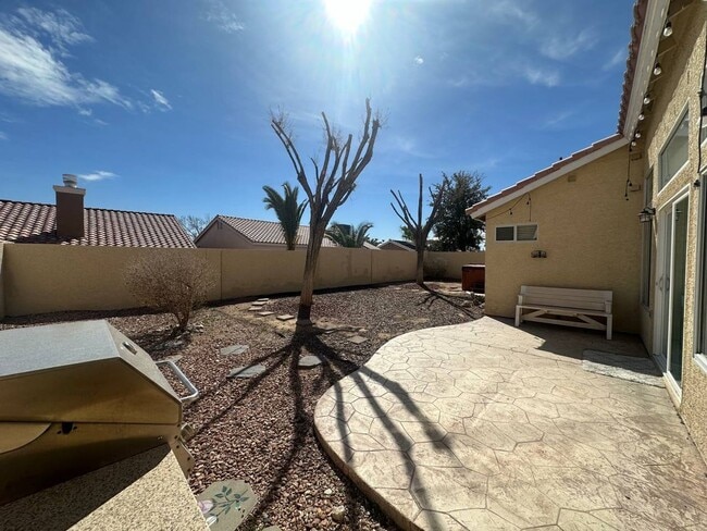 Building Photo - 3 BEDROOM SINGLE STORY HOME WITH ABOVE GROUND SPA!