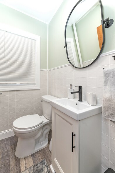 Building Photo - 321 W Lapeer St