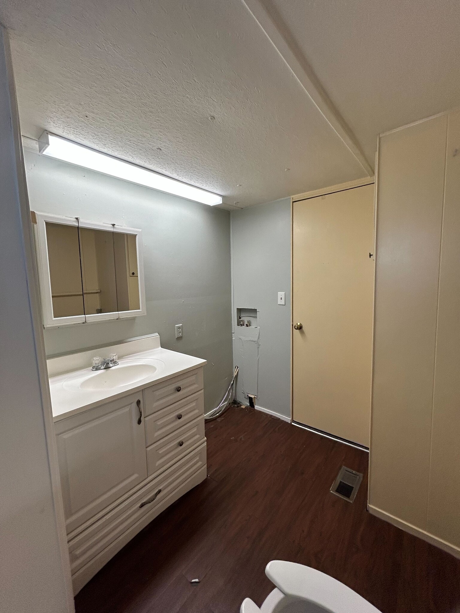 Building Photo - 3601 E Wyoming Ave