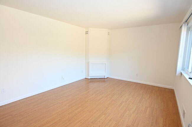 Building Photo - 460 Richfield Dr