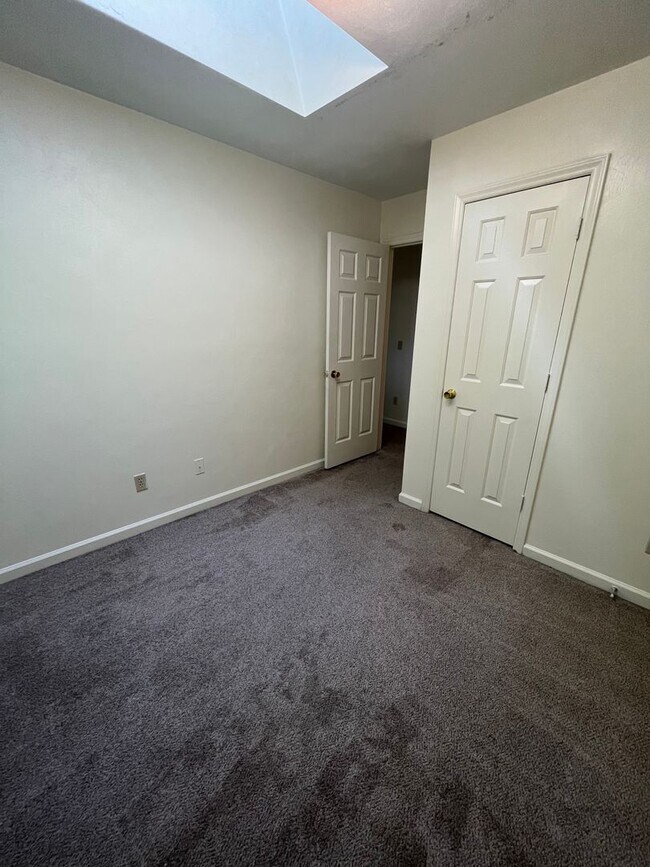 Building Photo - Large Townhome North Main Blacksburg