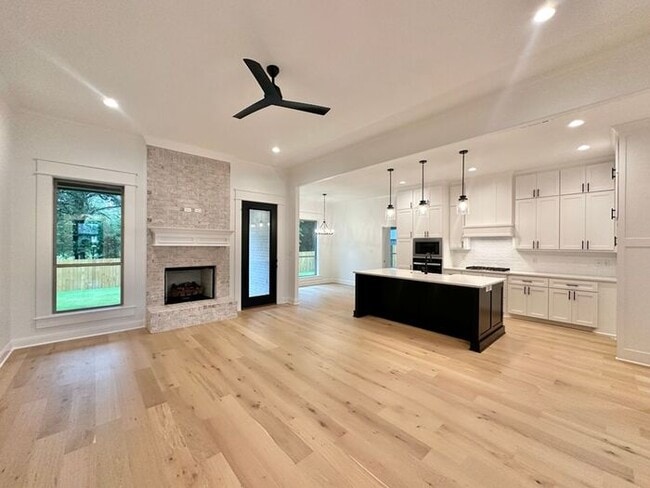 Building Photo - Available Now! Luxurious 3 Bedroom 2 Bath ...