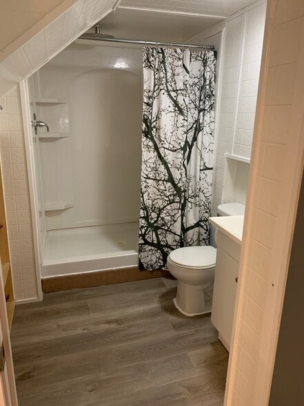 Full Bathroom - 742 Pony Farm Road