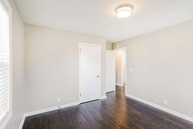 Building Photo - Charming 3-Bedroom Clarksville Home with Garage