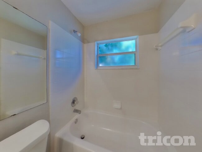 Building Photo - 272 Kings Pond Ave