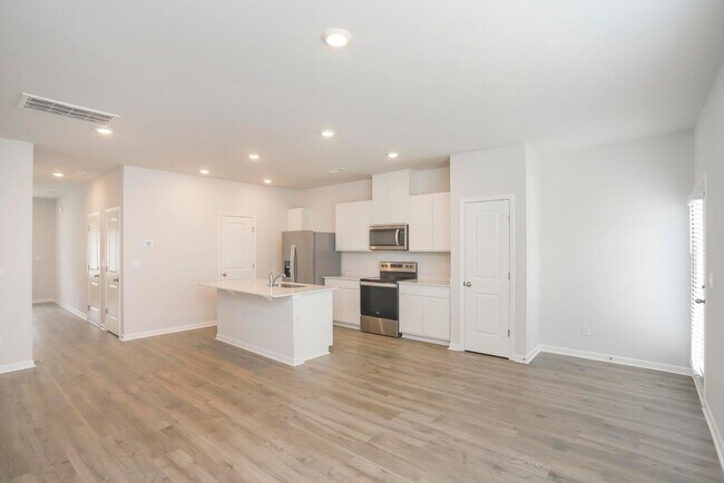 Building Photo - 250 Hazel Ln
