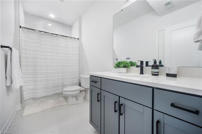 Building Photo - Modern and Luxurious 3 Bedrooms / 2.5 Bathrooms