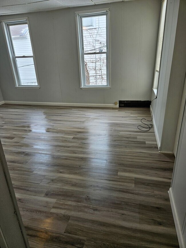 Building Photo - 310 W 18th St