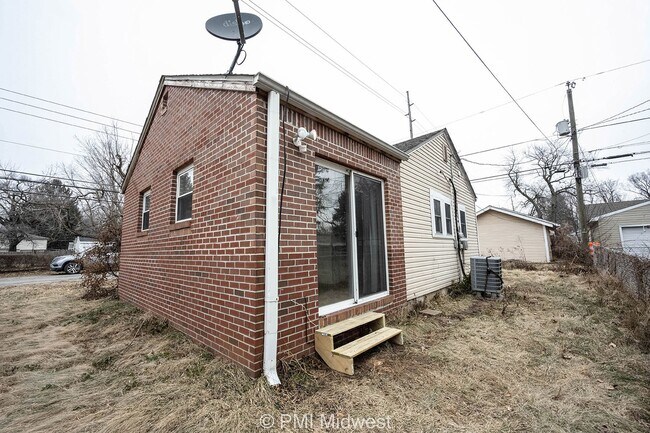 Building Photo - Cozy 1-Bedroom Gem in Indianapolis with Spacious Living – 750 Sq Ft!