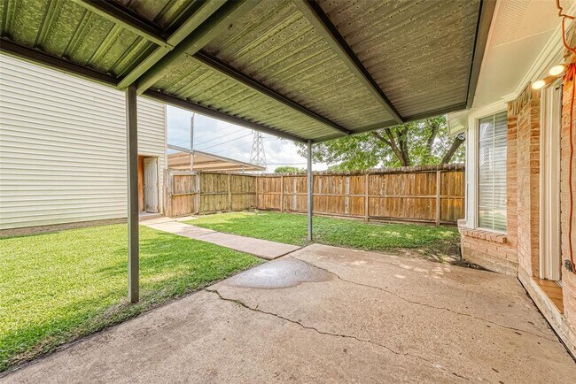 Building Photo - 702 Ave F