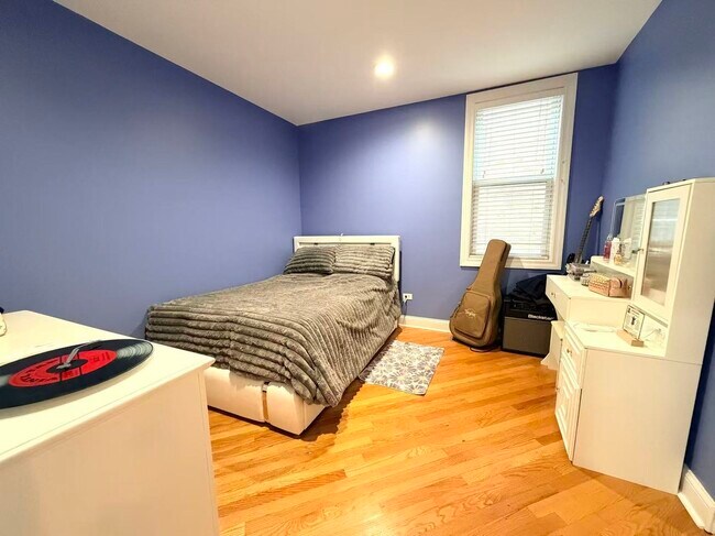 Building Photo - 5351 W Foster Ave