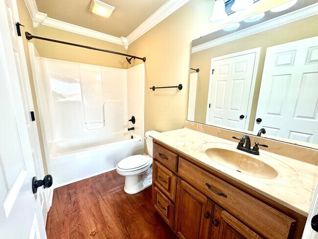 Building Photo - 3 bedroom 2 bath home. Walk to Ardmore Hig...