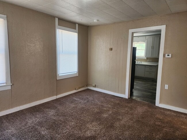 Building Photo - 2 Bed 1 Bath Home!