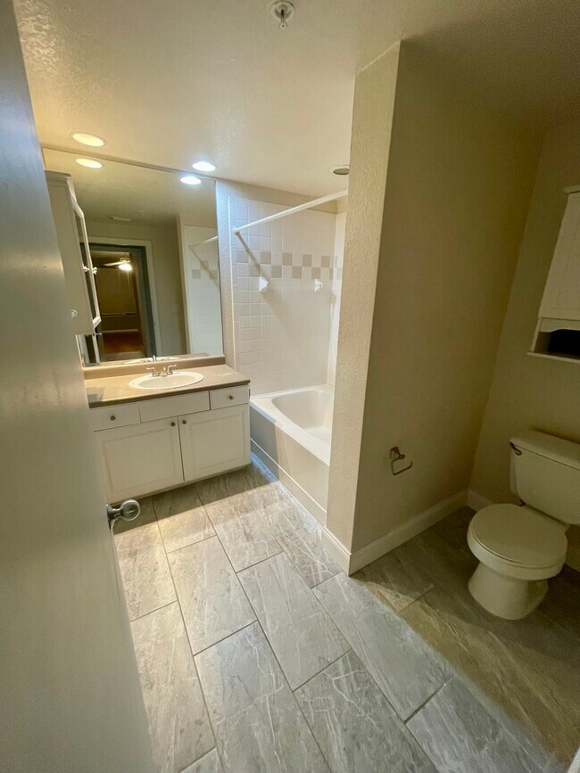 Building Photo - 402 S Armenia Ave