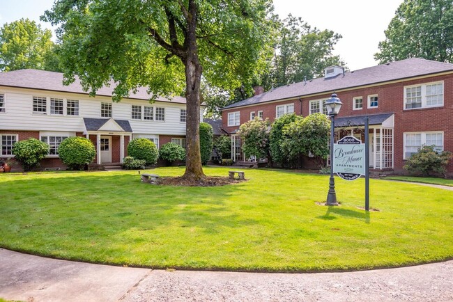 Interior Photo - Broadmoor Manor