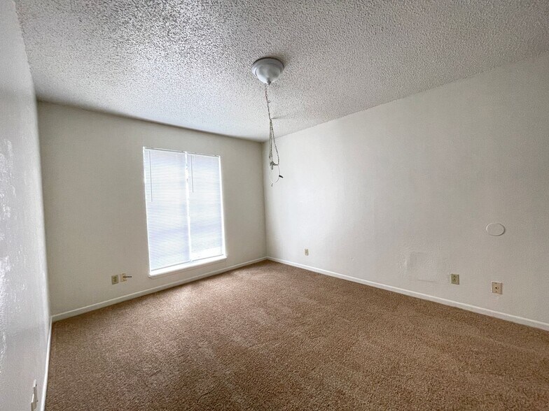 Building Photo - 4308 Lake Rd