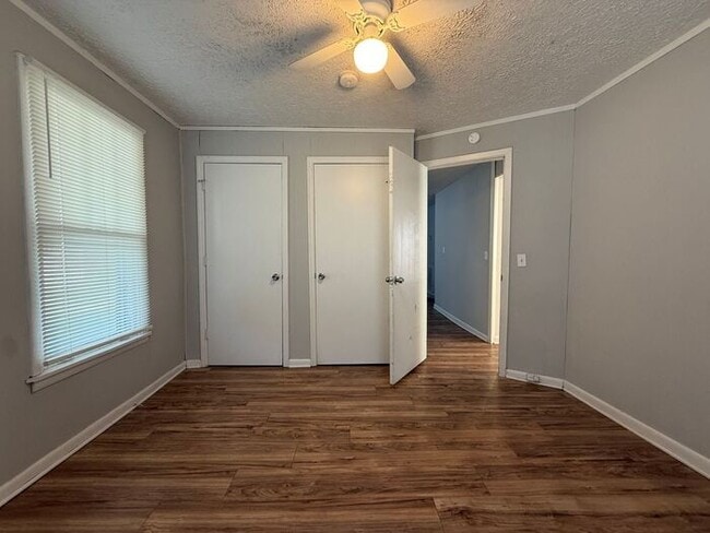 Building Photo - Cottage Style Home Super Close to Downtown!