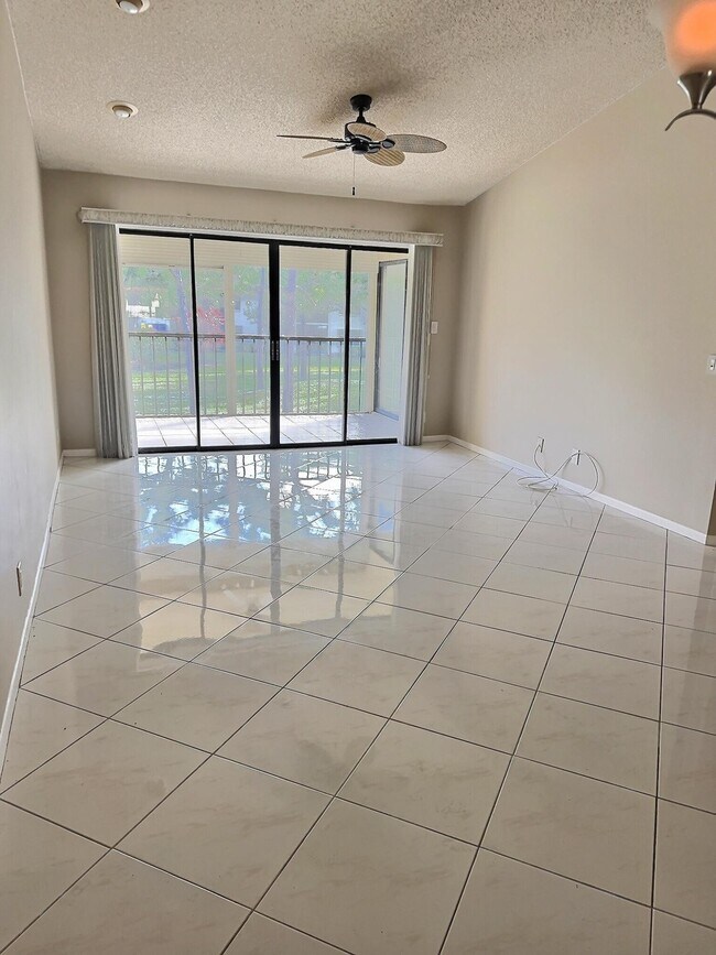 Building Photo - 3348 Lucerne Park Dr