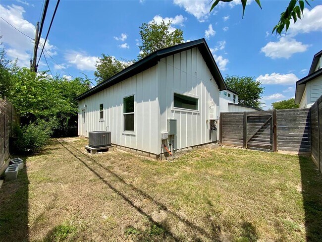 Building Photo - 1209 E St Johns Ave