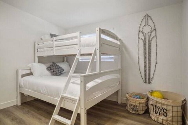 Building Photo - Furnished Home Available Now!