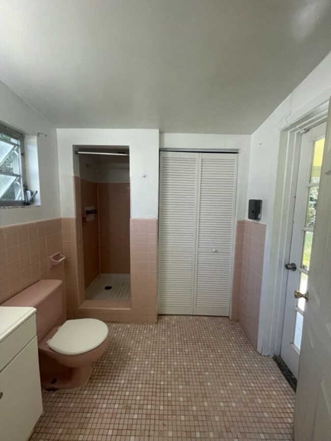 Building Photo - 3 Bed 2 full Bathroom Home Pet Friendly Se...